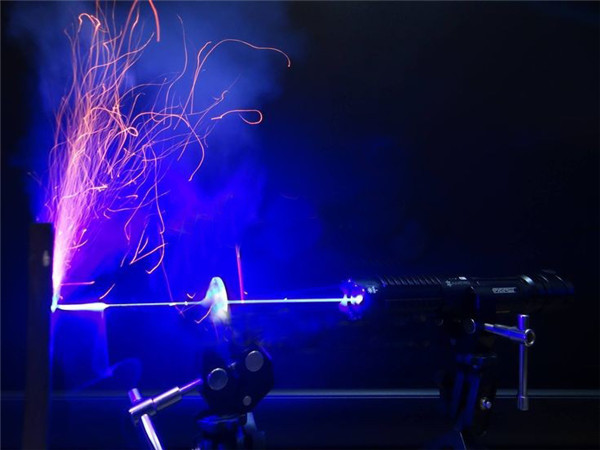 Powerful Burning 2000mW laser Burning